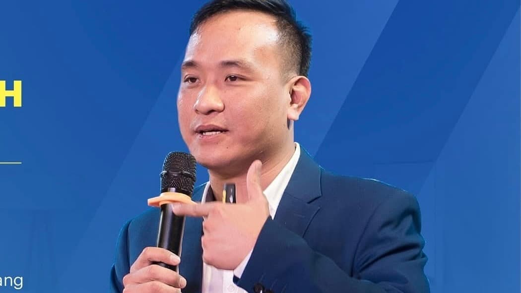 Nguyen Hoang Duong, co-founder and CEO of ezCloud, speaking at an event