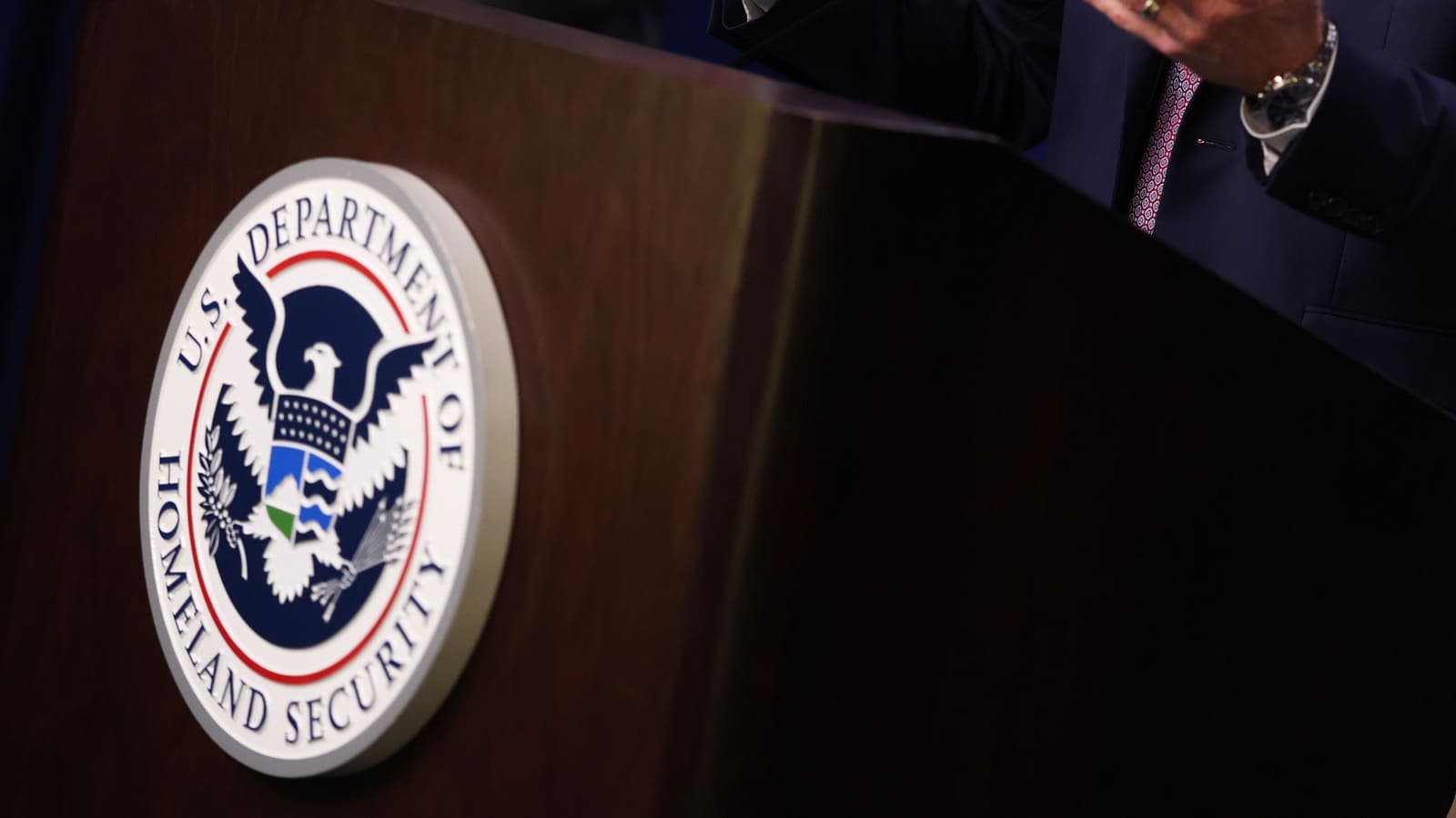 DHS Bars DeepSeek From Federal Networks on Data-Transfer Grounds