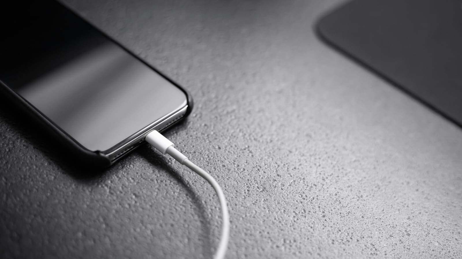 Fast Charging Standards Are a Mess, but You Only Need to Understand Two Things