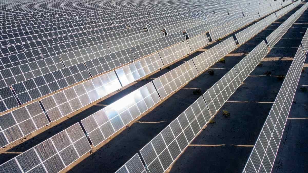 Google Bets Big on Solar-Battery Hybrid in Arkansas While xAI Runs Unpermitted Gas Turbines