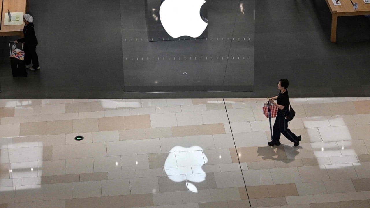 Apple's China AI Roadmap Diverges as Siri Upgrade Faces Extended Delay