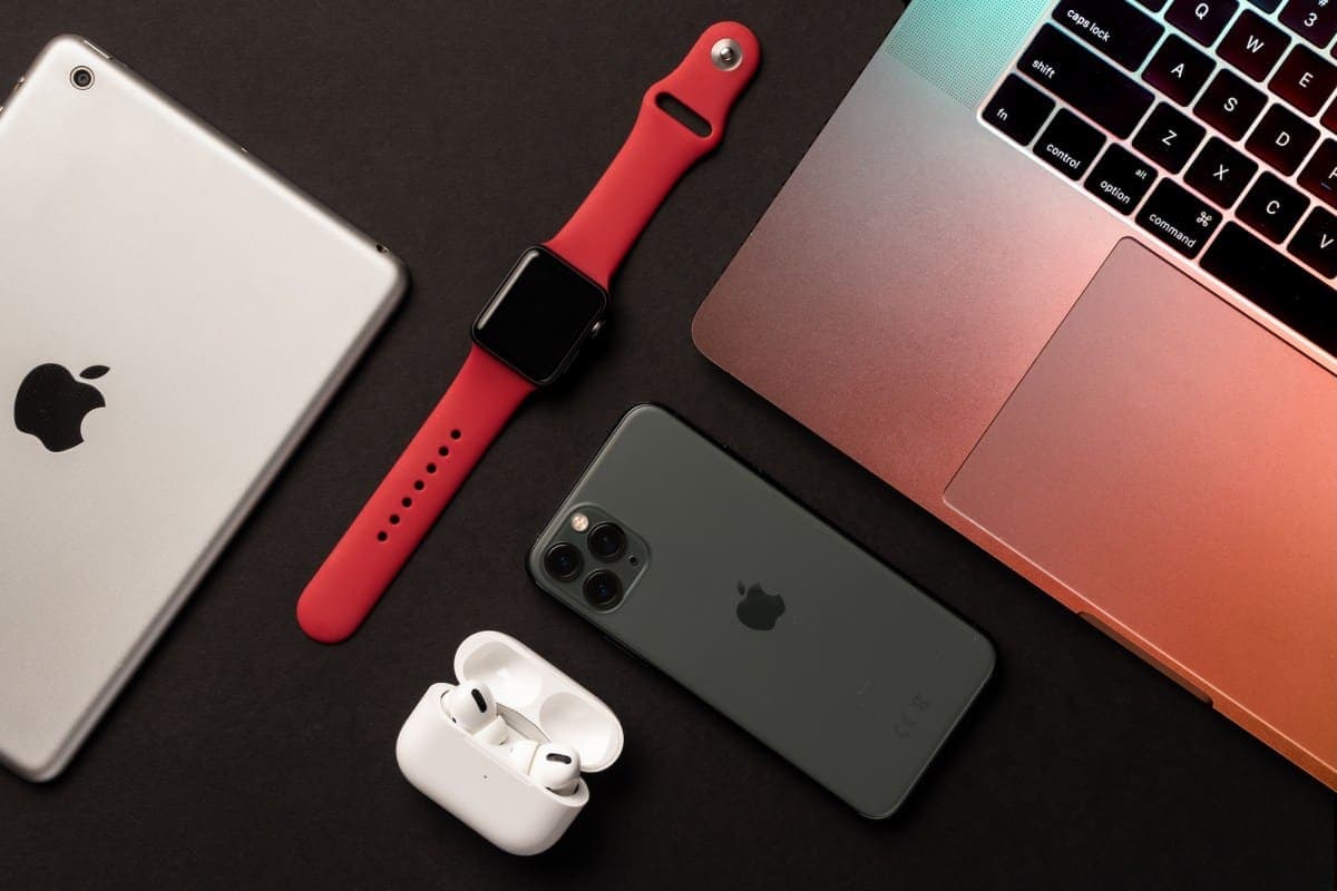Apple Doubles Inventory as Memory Shortage Squeezes AI Hardware