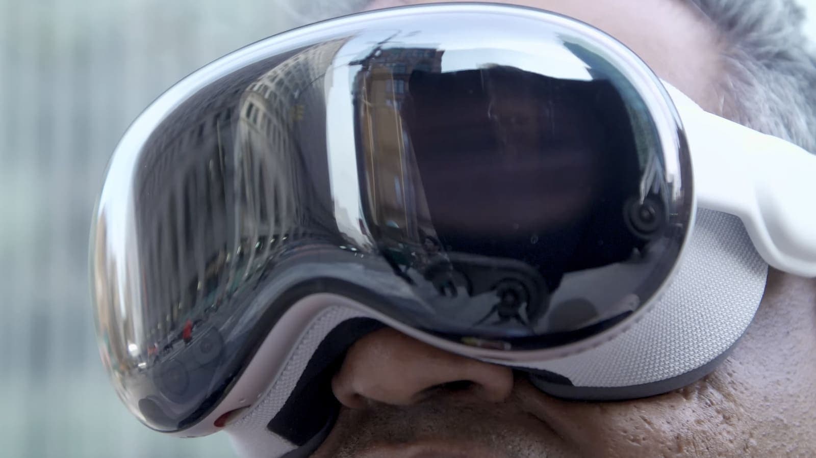 Apple Prunes Its Headset and Voice Assistant Teams as Strategy Pivots