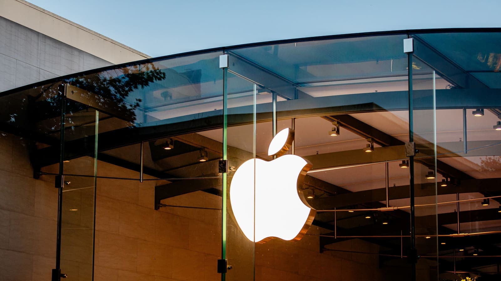 Apple Pushes Smart Glasses to 2027 as Privacy Architecture Takes Center Stage