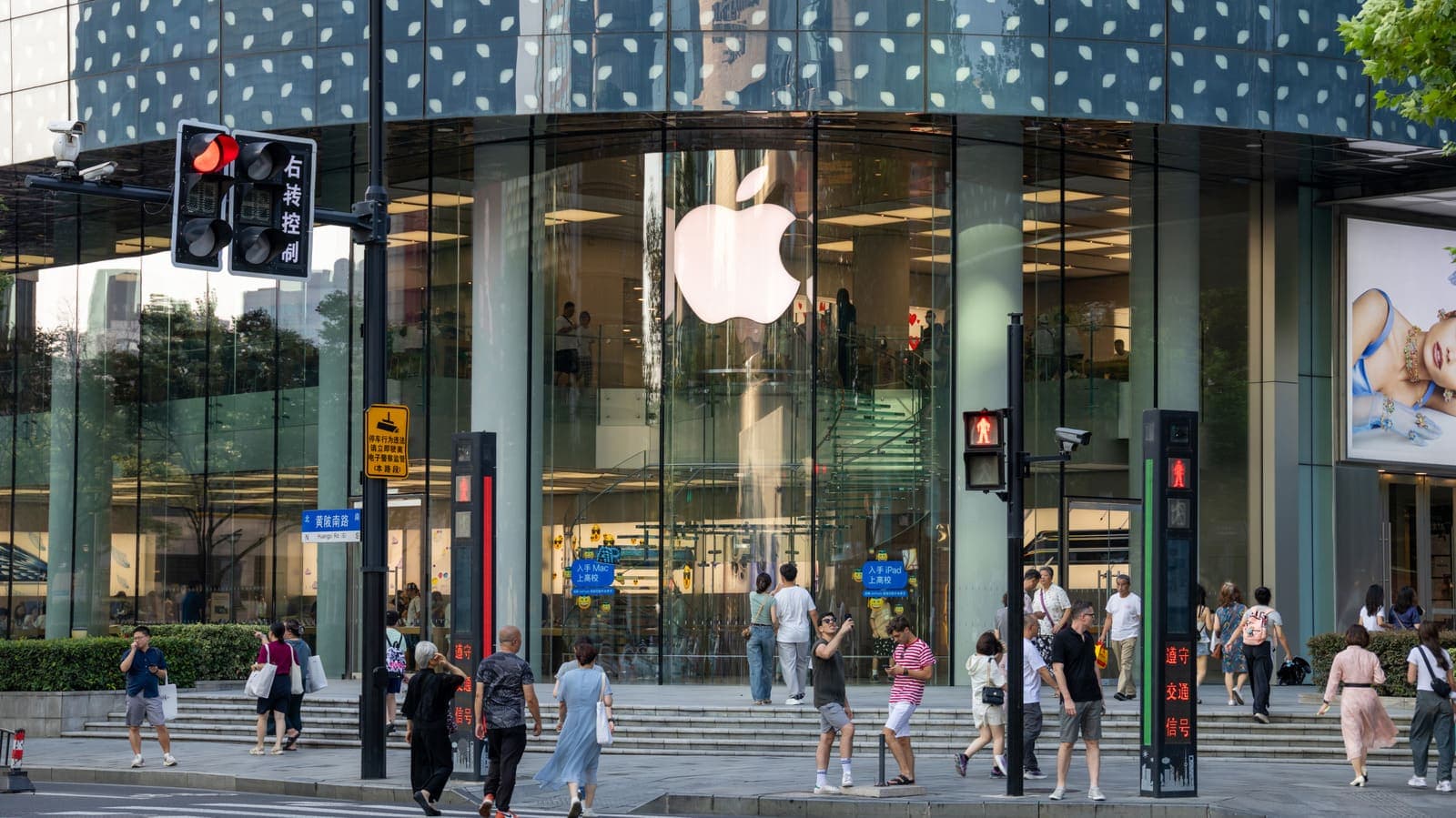 Apple Tests Chinese DRAM Amid Pentagon Blacklist and Supply Constraints