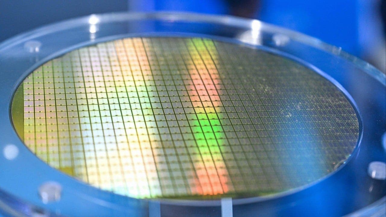 China's Memory Champion Bets on Low-Power Chip Path