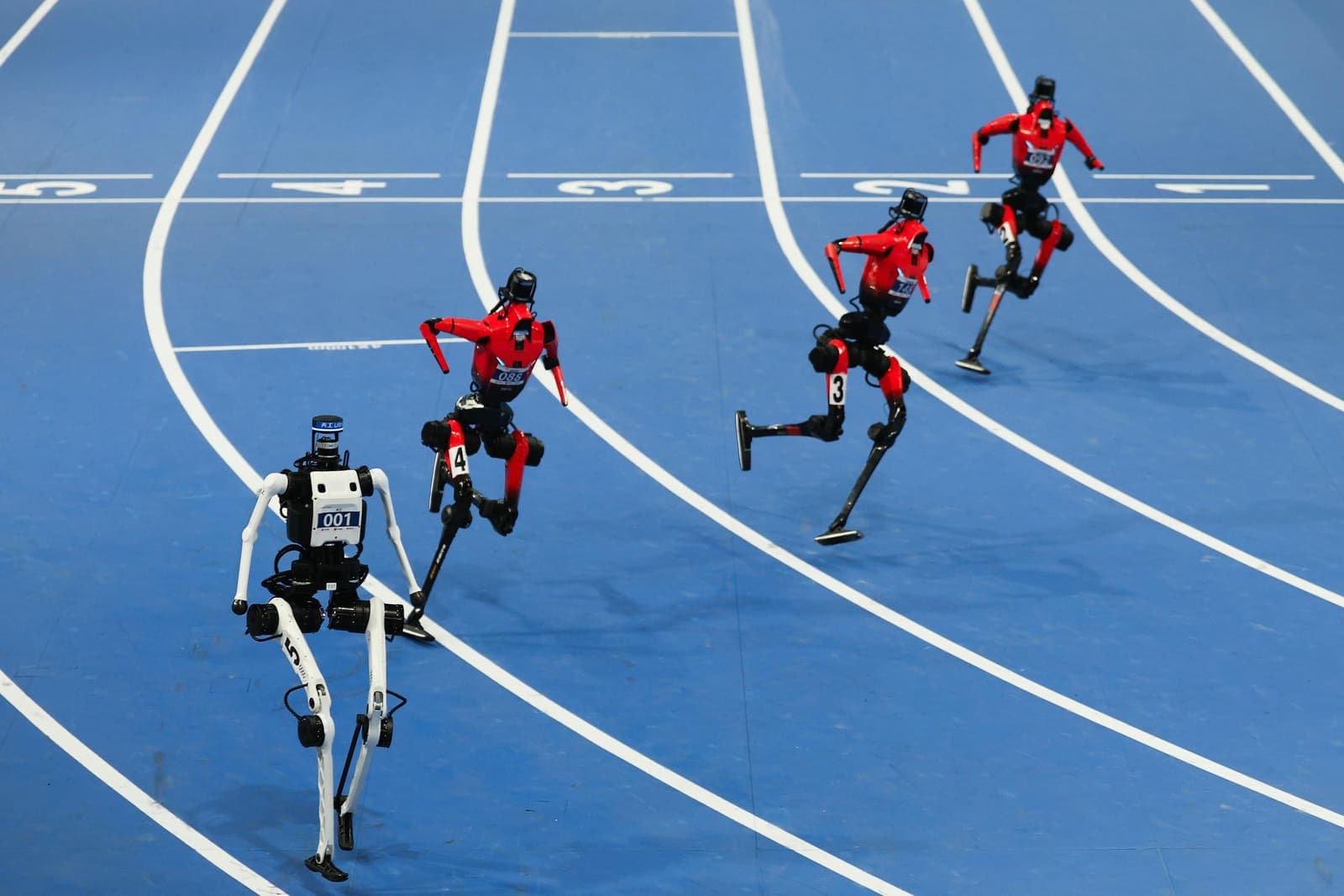 Chinese Humanoid Robots Break the 100-Meter Barrier in Beijing Competition