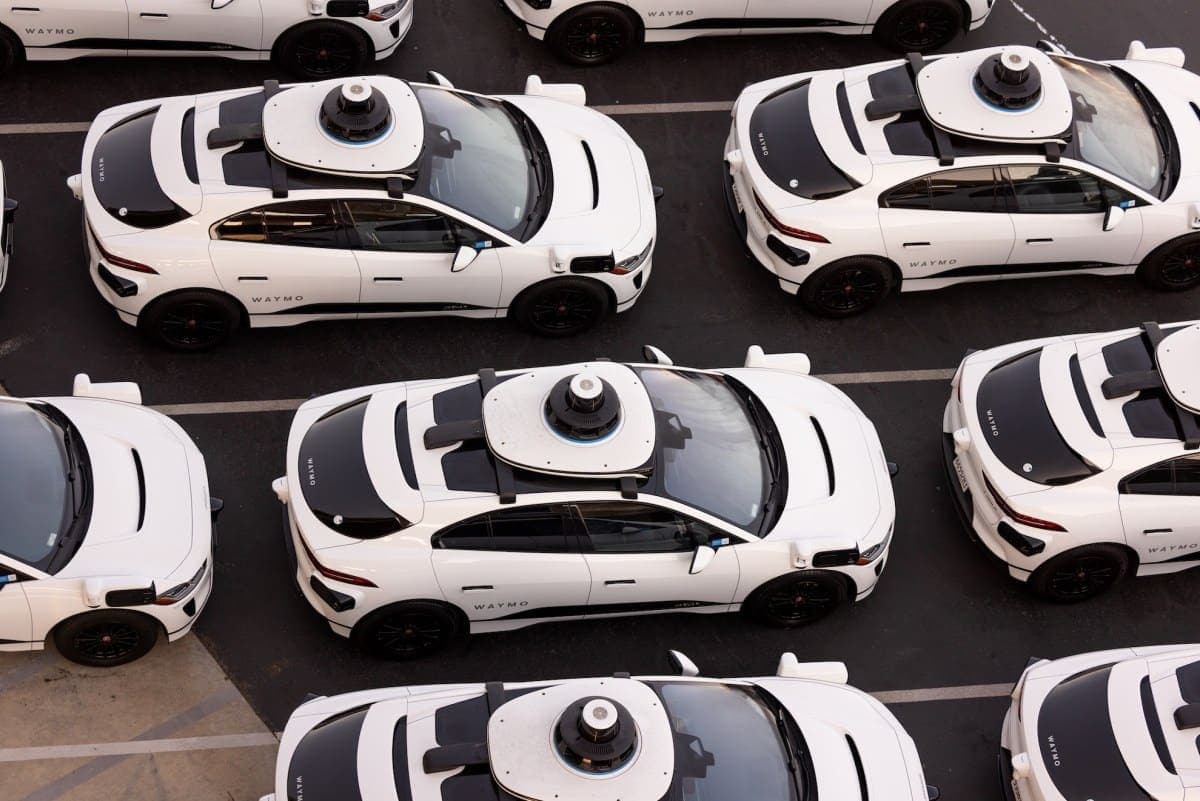 Federal Lawmakers Push National Standards After Robotaxis Block Emergency Vehicles