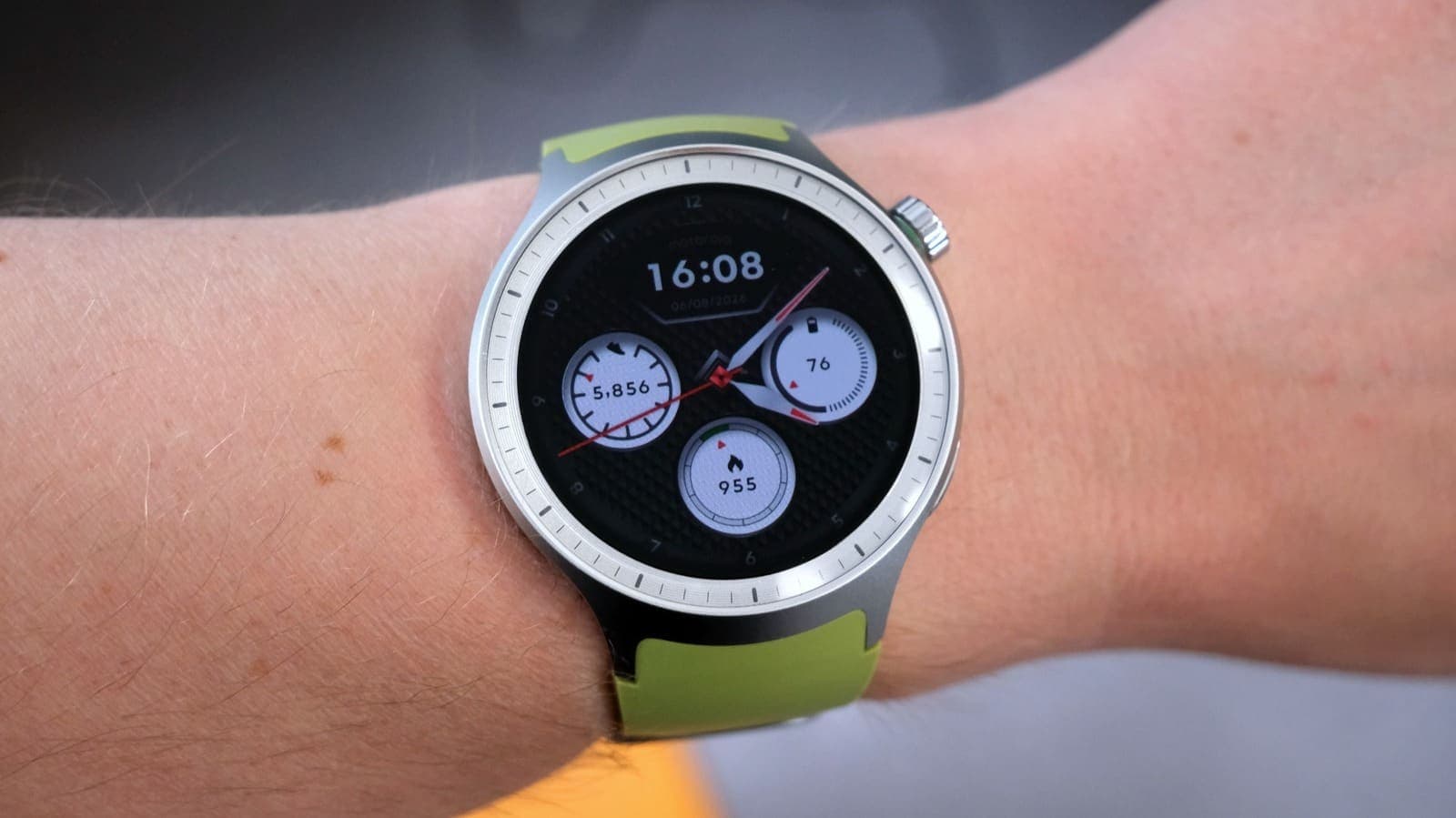 The Motorola Moto Watch Asks You to Settle for Less