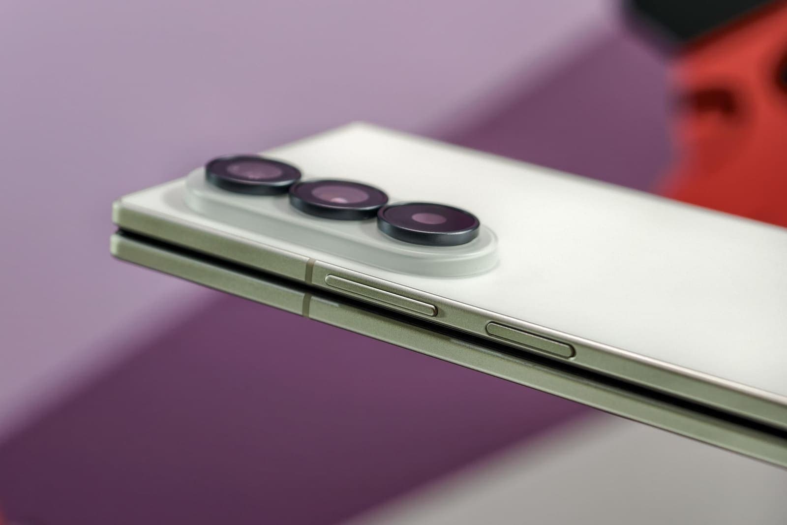 Samsung Eliminates the Foldable Crease With Titanium Film