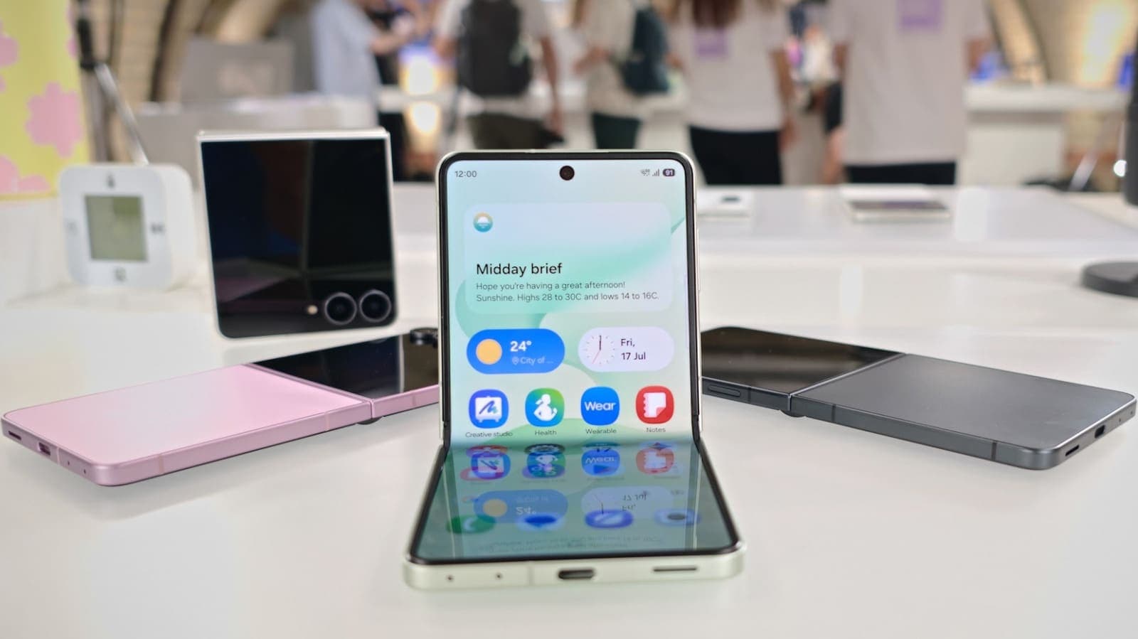 Samsung's Z Flip 8 Undercuts Motorola by $300, but Battery Life Tells a Different Story