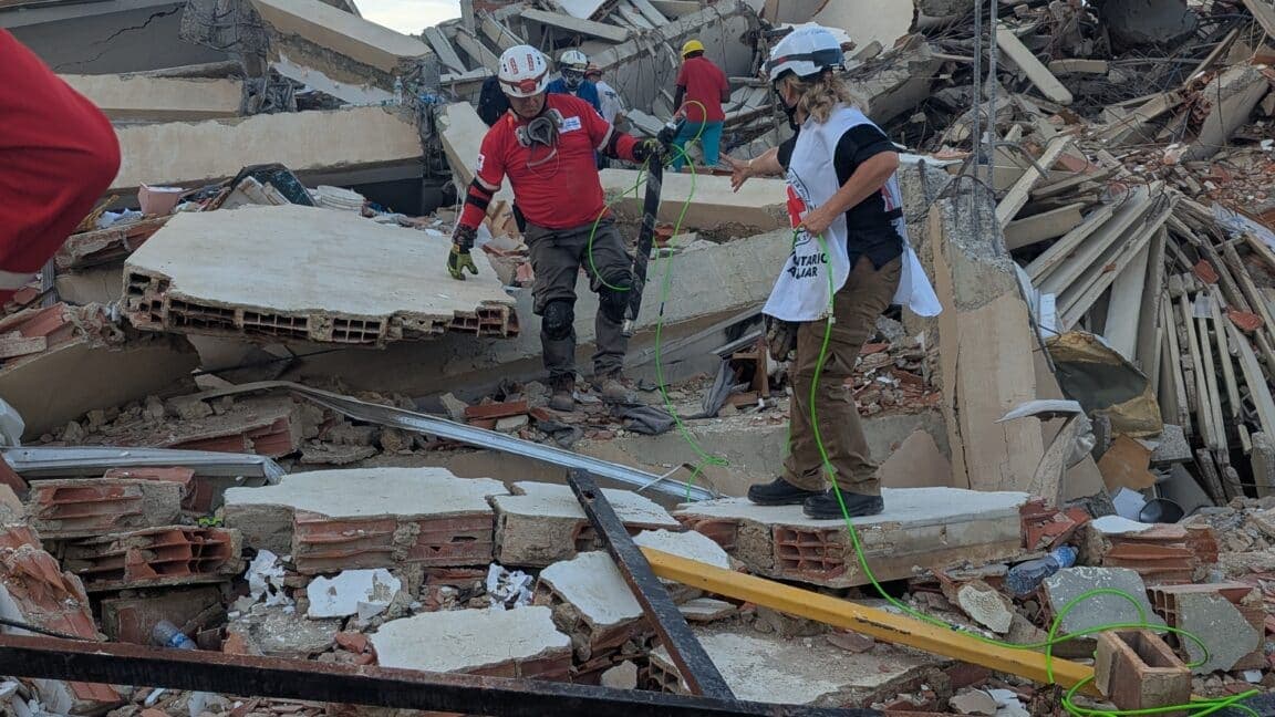 Snake Robots Crawl Through Disaster Rubble in Venezuela's Deadliest Quake
